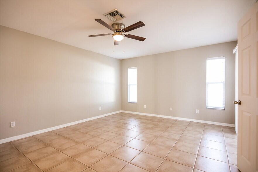 Building Photo - 229 SW 43rd Ln