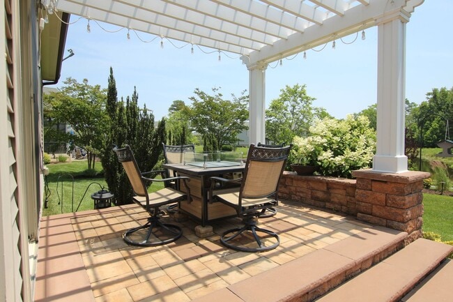 Building Photo - Beautiful Furnished Home Close to Bethany ...
