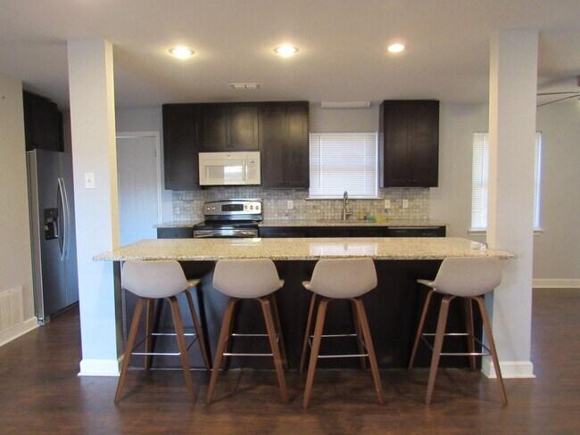 Building Photo - Contact Peggy 501 676 1758