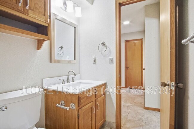 Building Photo - 431 W Curtis Dr