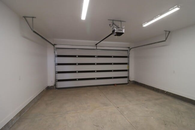 Building Photo - Move-In Discount! Newer Construction Townh...
