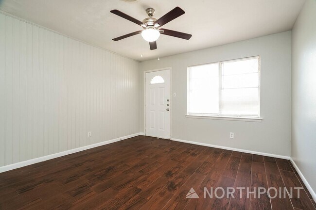 Building Photo - 3 BR/1.5BA | Updated Single Family Home | Front yard |In Hurst!