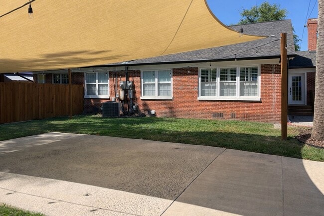 Building Photo - 3/2 Duplex Conveniently Situated in an Established Neighborhood!