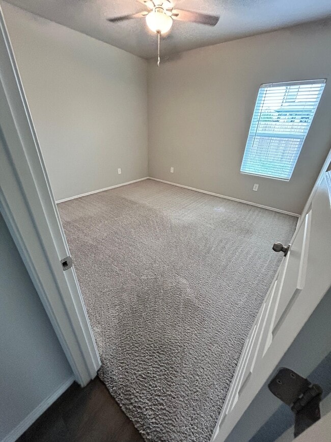 Building Photo - 596 Jennifer Wy