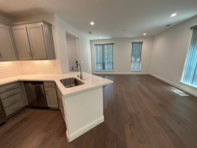 Building Photo - Charming 3 Bed / 2.5 Bath Home with Modern Upgrades