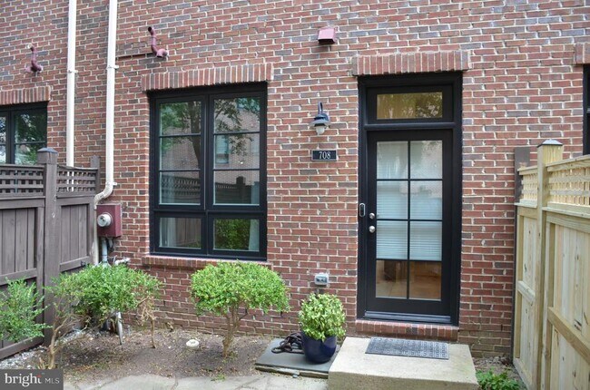 Building Photo - 708 N Henry St