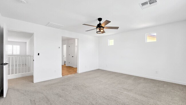 Building Photo - Newly built home with loads of space and S...