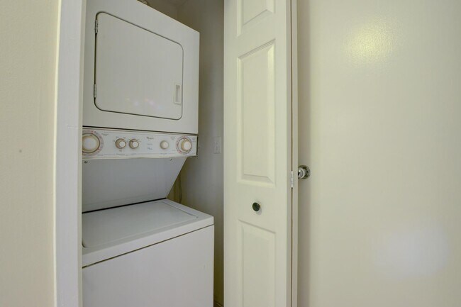 Building Photo - 1332 Harmon Cove Tower