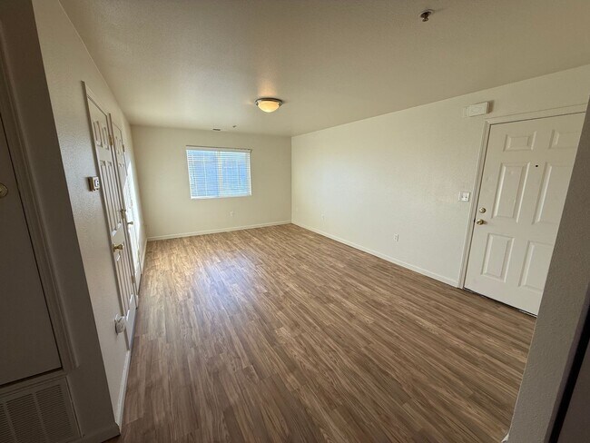 Building Photo - 1230 W Newlands Dr