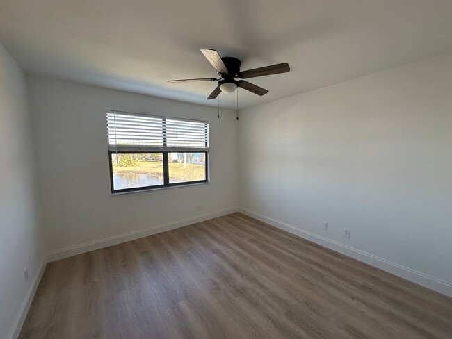 Building Photo - 2 bedroom 1 Bath newly renovated 1 mile fr...