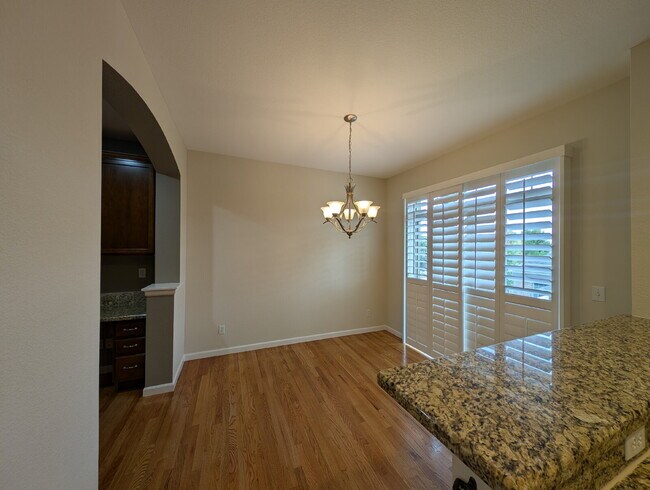 Building Photo - Great Lowry Townhome!