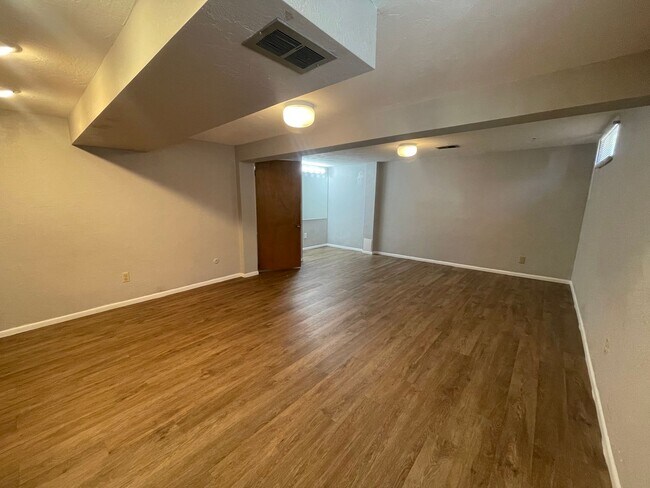 Building Photo - $0 DEPOSIT OPTION. TRI-LEVEL AURORA HOME WITH MODERN AMENITIES AND SPACIOUS INTERIORS