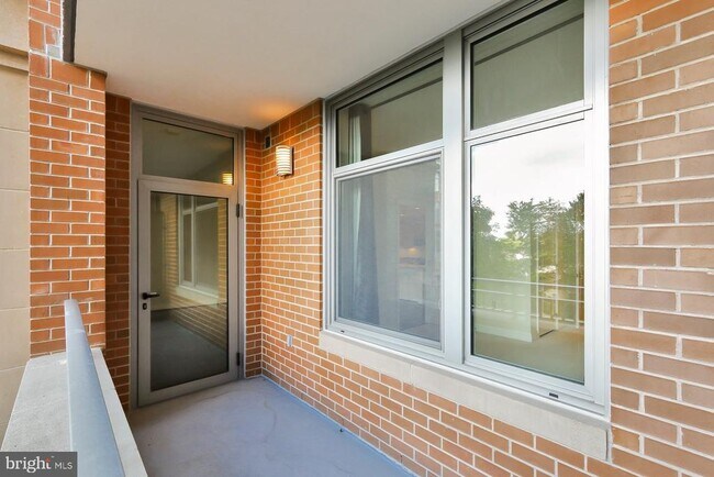 Building Photo - 8220 Crestwood Heights Dr