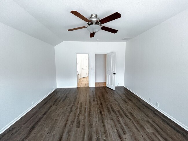 Building Photo - Spacious 3/2 house in Summerlyn Subdivisio...