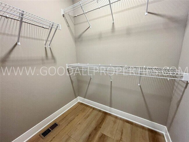 Building Photo - Stunning 4 bedroom, 3 bath Ranch Style Hom...