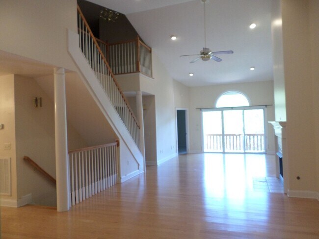 Building Photo - 4 bedroom 3 bath Townhouse
