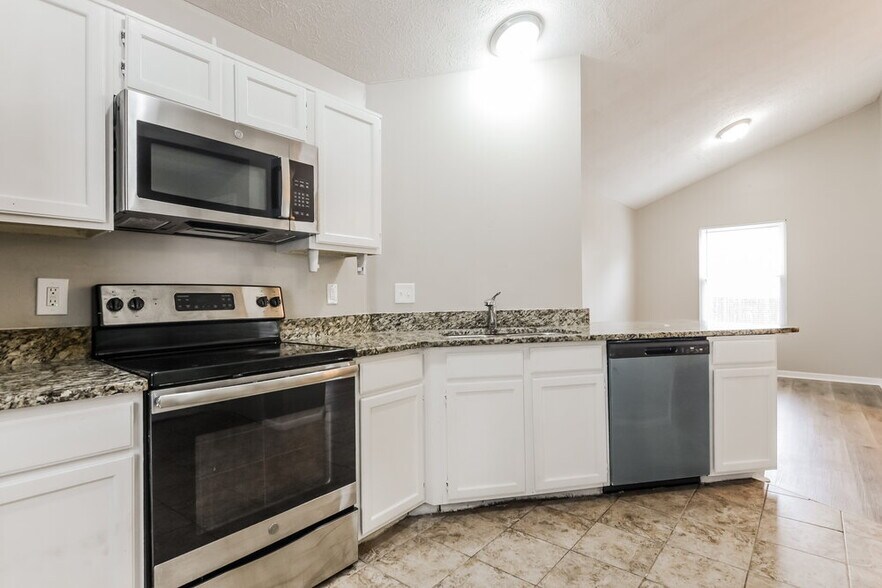 Building Photo - 5722 Pilgrim Dr