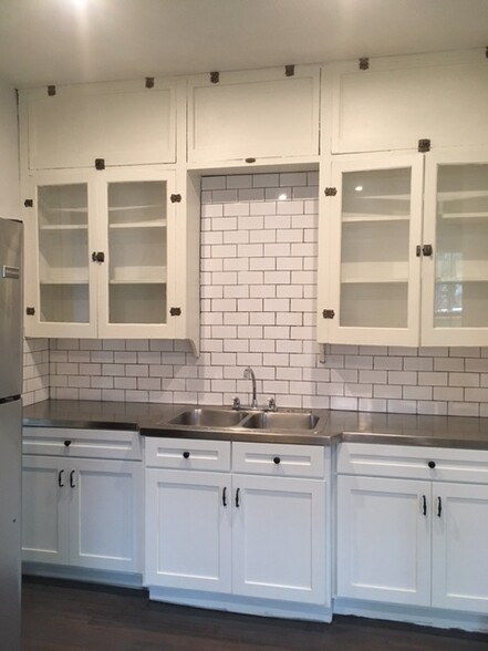 Kitchen with original glass front upper cabinets - 1133 W Lynwood Ave