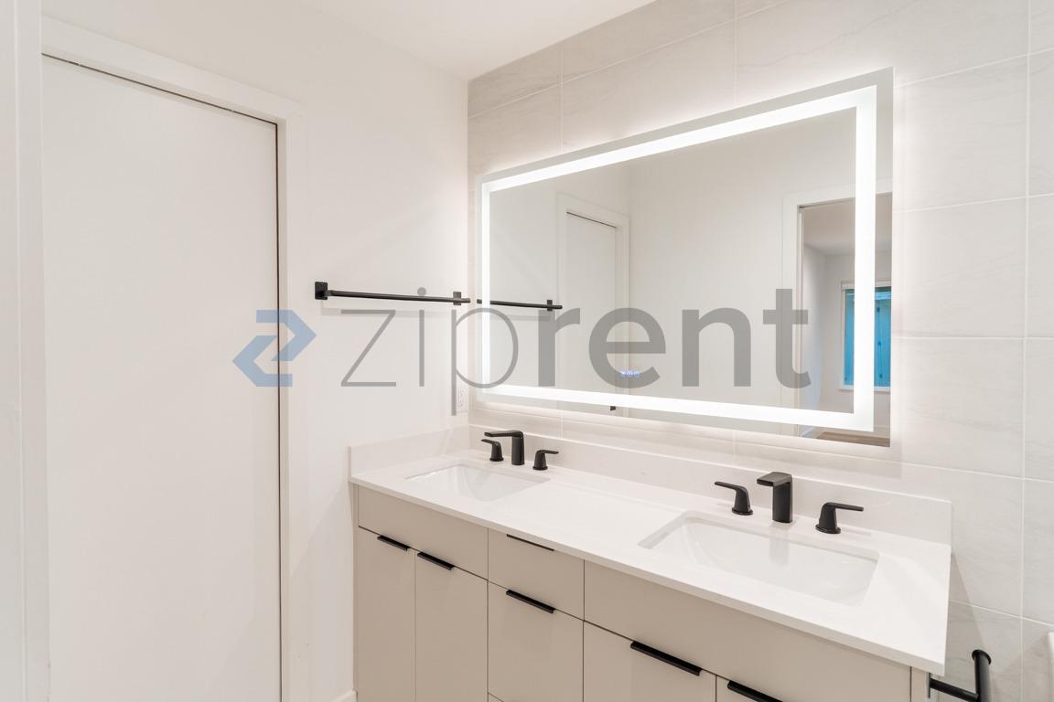 Building Photo - Unit D
