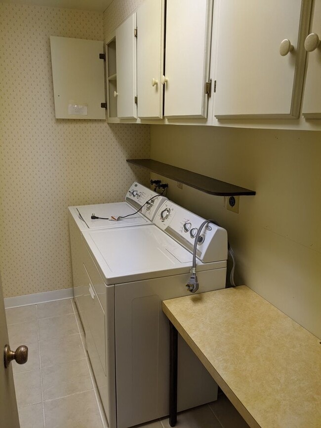 Building Photo - Stunning Golden Townhouse On Top of The World!