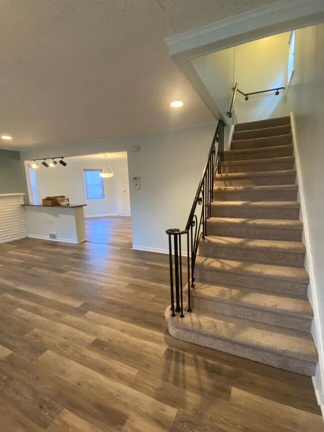 Building Photo - 4 Bedroom/ 2 Bathroom House in Dormont Available 7/1/2026