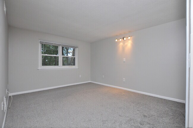 Building Photo - 710 Twin Circle Dr