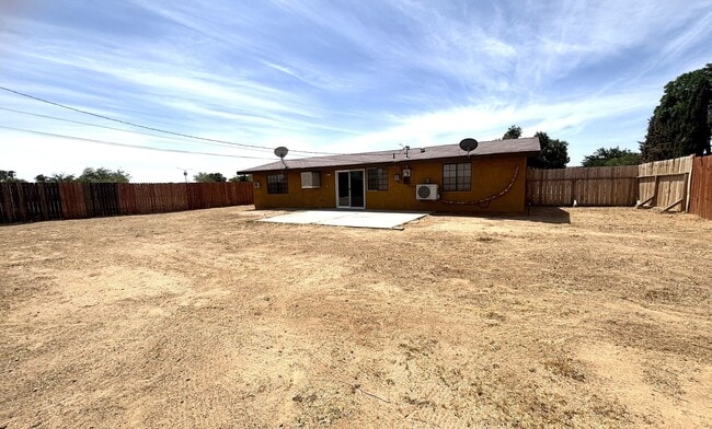 Building Photo - Priced to Rent Fast!!