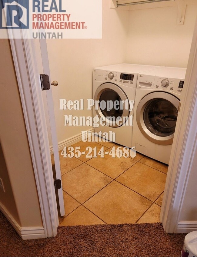 Building Photo - Beautiful 3 bed 2.5 bath Split Mountain Condo.