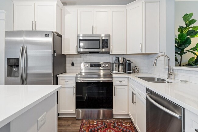 Building Photo - Gorgeous, luxury townhome in convenient We...