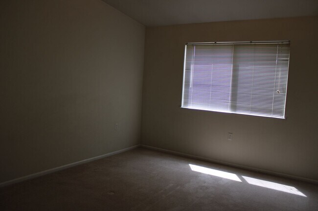 Building Photo - Comfortable 2-Bedroom Condo in Desirable F...