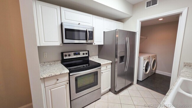 Building Photo - 5090 Fairways Cir