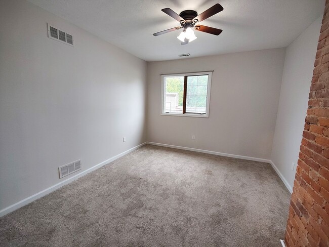 Building Photo - *Recently Updated 2BD/1BA Apartment availa...