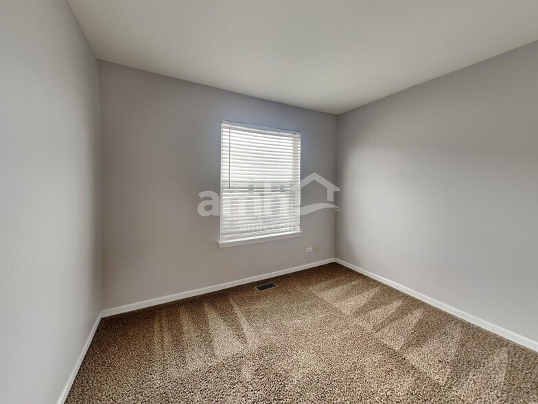 Building Photo - 2409 Courtyard Cir