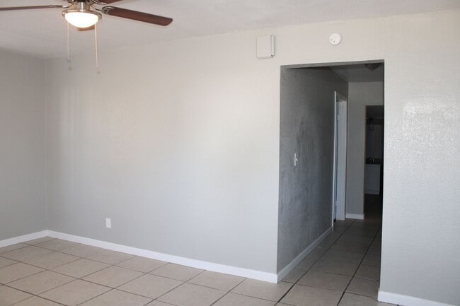 Building Photo - 3 or 4 bedrooms! Your Choice!