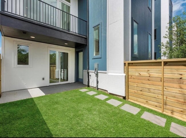 Building Photo - 5910 Val Verde St