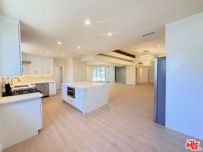 Building Photo - 2000 San Ysidro Dr