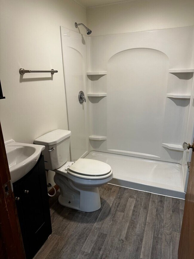 Building Photo - Pet Friendly 2 Bedroom in Delavan with Lar...