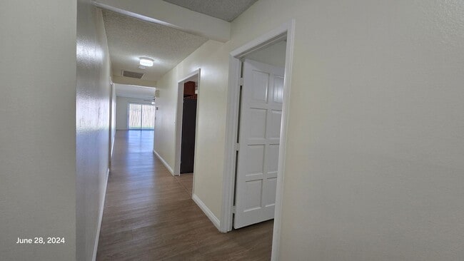 Building Photo - Stunning 3bed/2bath home nestled in a grea...