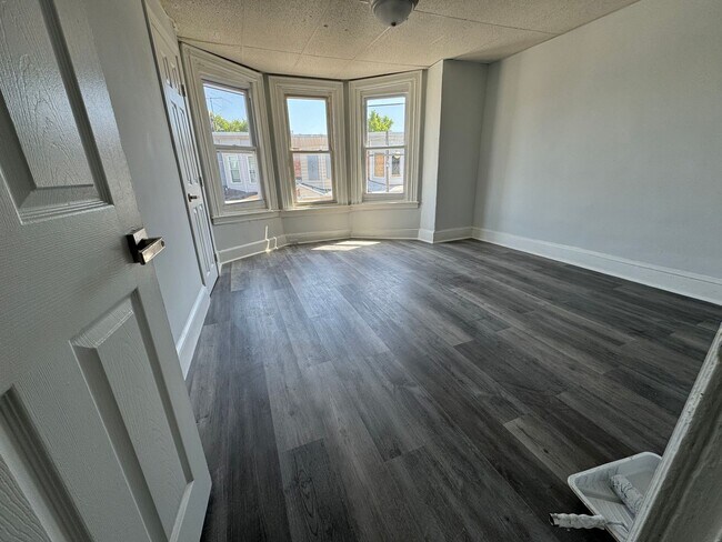 Building Photo - Refreshed 3BR/1BA Cozy Home with Porch & Fenced Yard!