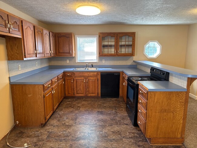 Building Photo - 3 Bedroom 2 Bath in Republic!  $1295