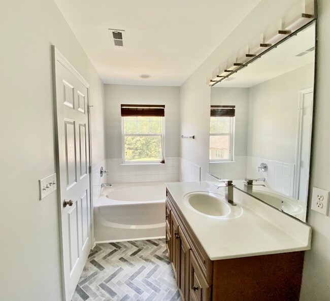 Owner's Bath - 1328 Stone Manor Dr