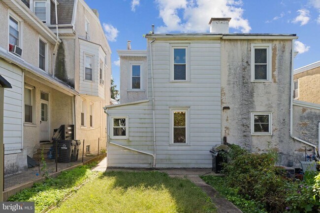 Building Photo - 345 Hall St