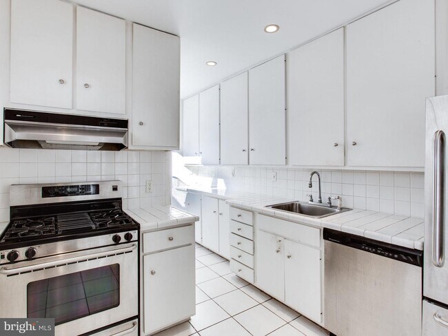Building Photo - 1217 29th St NW