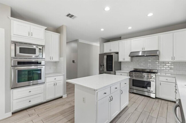 Building Photo - 501 Lone Star Dr
