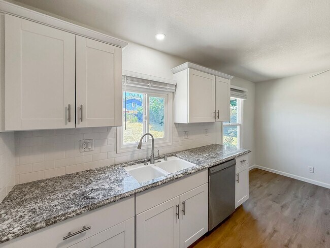 Building Photo - Beautiful 2B/1BA Home in Vista Now Availab...