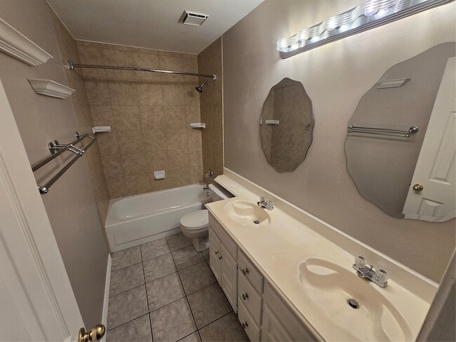 Building Photo - 2609 Classic Ct E