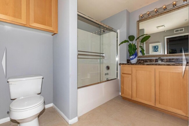 Master bathroom - 505 N Figueroa St