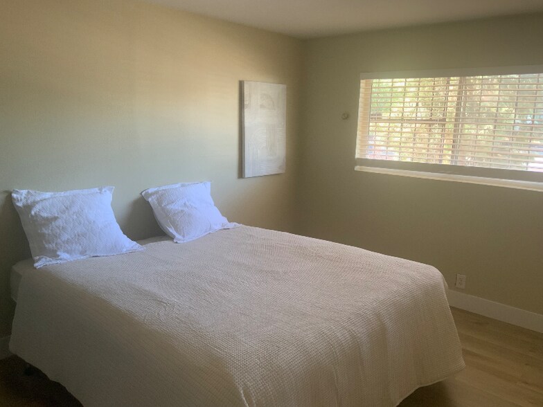 Building Photo - 555 S Royal Crest Cir