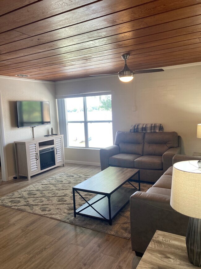 Building Photo - 15848 Lake Iola Rd