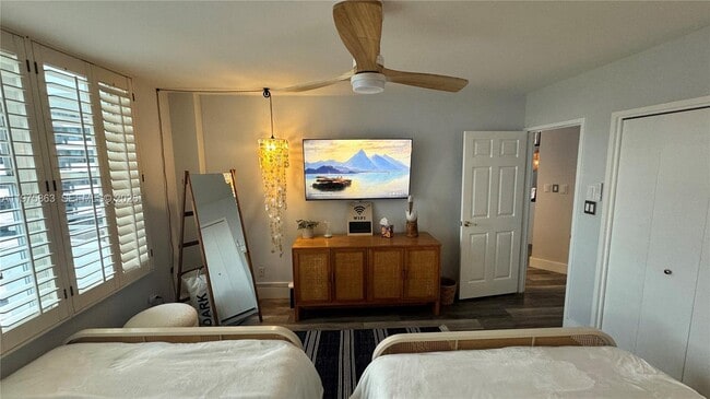 Building Photo - 5161 Collins Ave